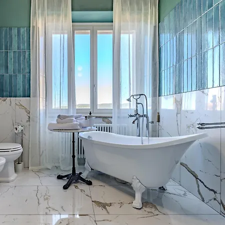 Atrium Emerald Spacious 204m With Private Sauna & Pool Table *
