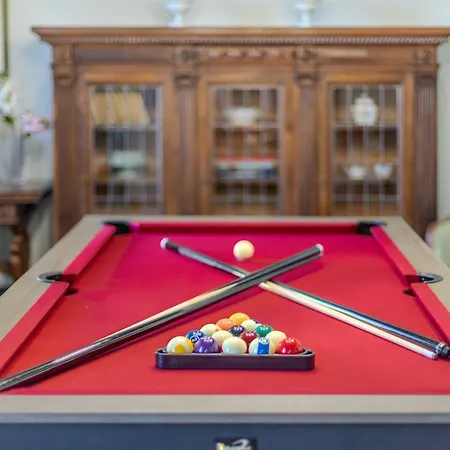 Atrium Emerald Spacious 204m With Private Sauna & Pool Table Apartment
