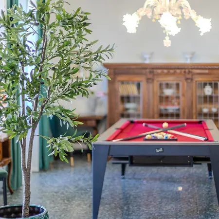Atrium Emerald Spacious 204m With Private Sauna & Pool Table *