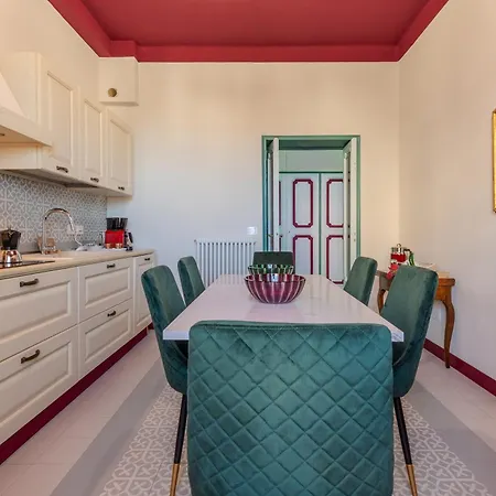 Atrium Emerald Spacious 204m With Private Sauna & Pool Table Apartment