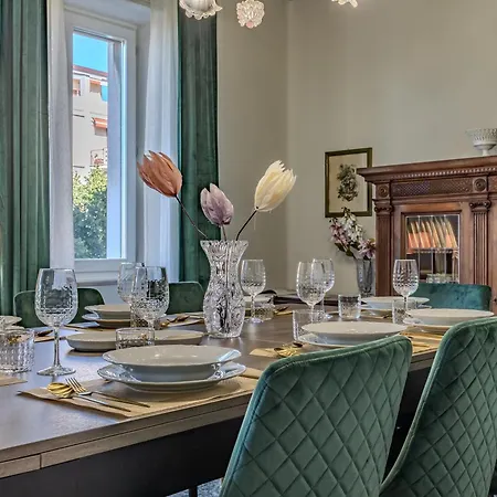 Atrium Emerald Spacious 204m With Private Sauna & Pool Table