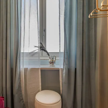 Atrium Emerald Spacious 204m With Private Sauna & Pool Table Apartment